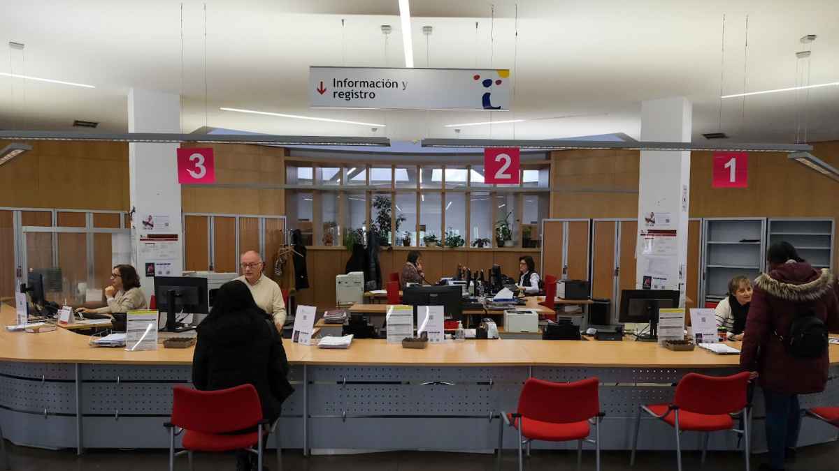 Funcionarios en oficina pública; nueva ley 2025 prevé suspensión de sueldo por llegadas tarde reiteradas