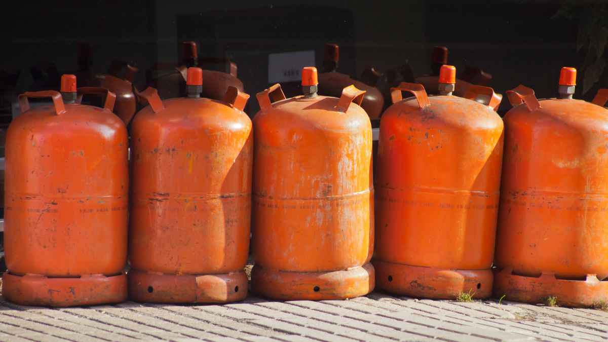 Viejas bombonas de butano tradicionales color naranja alineadas