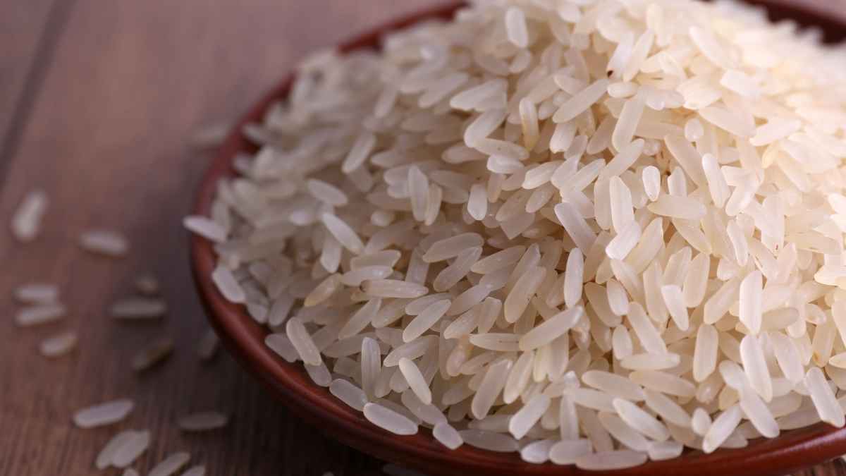 Cuenco de arroz integral en primer plano, producto que la OCU advierte por su alto contenido de arsénico en supermercados.