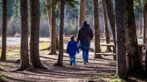 Un padre intenta anular pensión a sus hijos adultos por falta de relación y el tribunal le tumba: “La ruptura es consecuencia de sus carencias como padre”