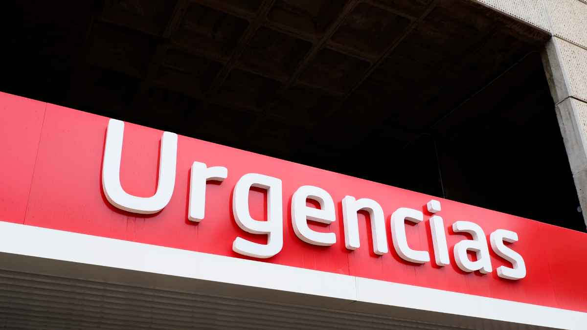 Cartel rojo de urgencias del hospital al que unos padres llevaron a su bebé por primera vez