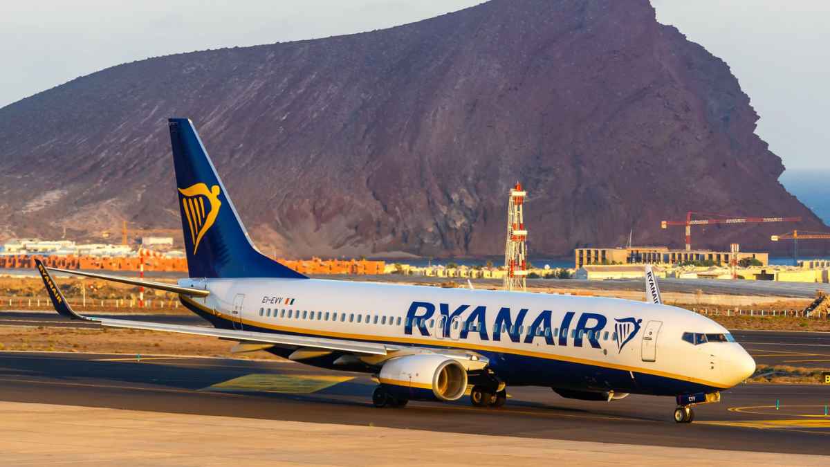 Avión Ryanair aterrizando aeropuerto Tenerife