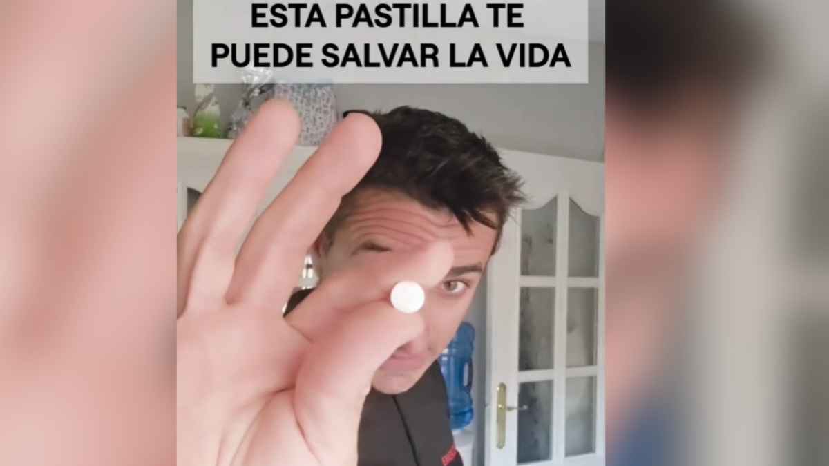 Miguel Assal sostiene media aspirina, la pastilla olvidada que bloquea un ataque al corazón en sus primeros minutos
