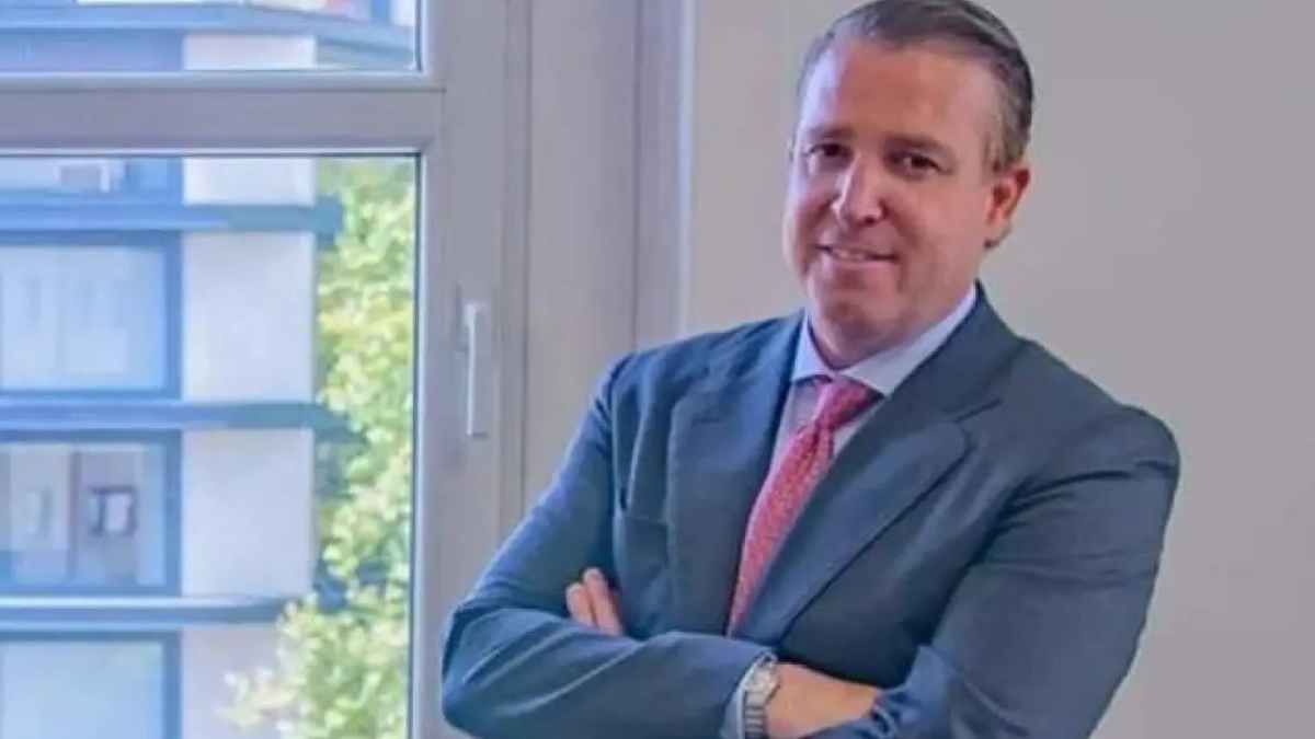 Asesor financiero explicando cómo invertir 15000 y 20000 euros a muy corto plazo sin asumir grandes riesgos