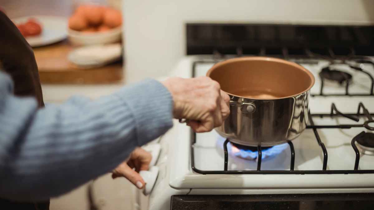 Persona mayor cocinando en casa, representando a amas de casa que pueden acceder a la pensión no contributiva del IMSERSO.