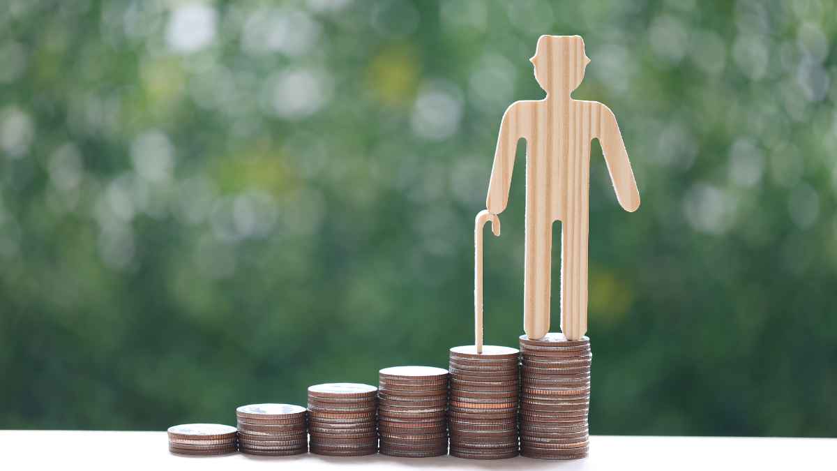 Figura de jubilado sobre columnas de monedas que simbolizan el aumento de la pensión de jubilación con sueldos entre 1.100 y 1.500 euros