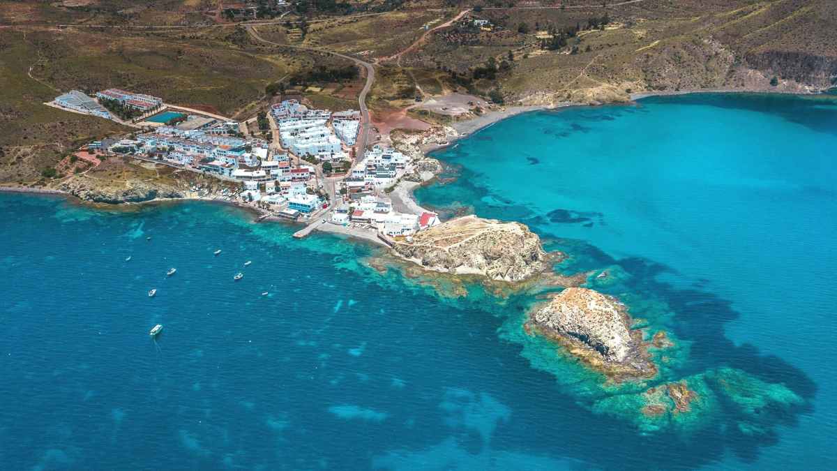 Vista aérea de la Isleta del Moro, la pequeña Mykonos andaluza con aguas cristalinas