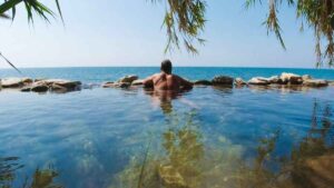 Esta playa escondida de Málaga tiene una piscina natural de agua dulce junto al mar y casi nadie la conoce: a los jubilados les encanta