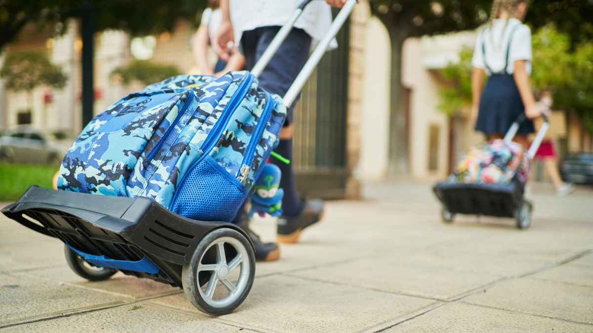 Niños con mochilas escolares para el plazo extraordinario de ayuda de 140 euros en libros de Primaria