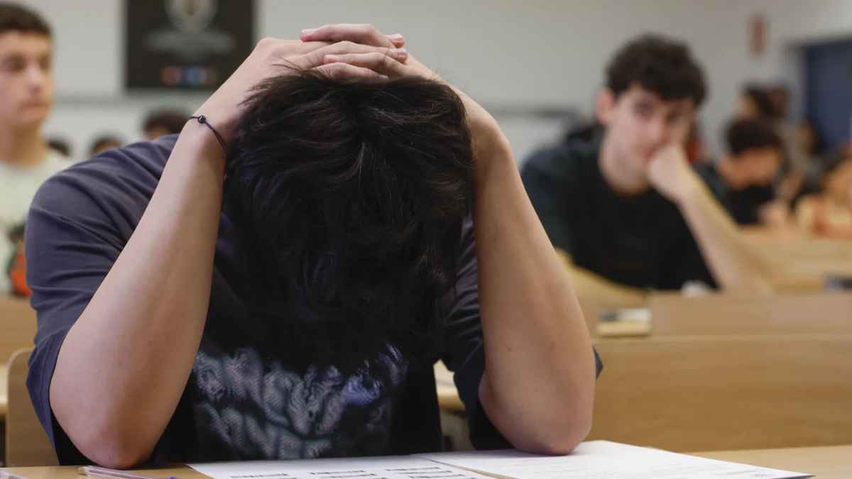 Estudiante agobiado en el examen de Castellano de la PAU tras la pregunta sorpresa sobre Federico García Lorca en la Comunidad Valenciana.
