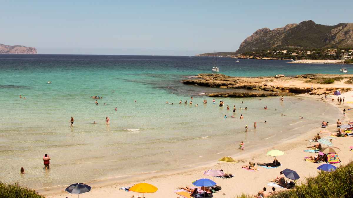 Playa en Sant Joan, el pueblo más barato de Baleares para comprar una vivienda amplia