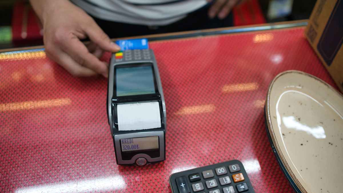 Pago con tarjeta en un comercio usando un terminal TPV, recomendación Banco de España