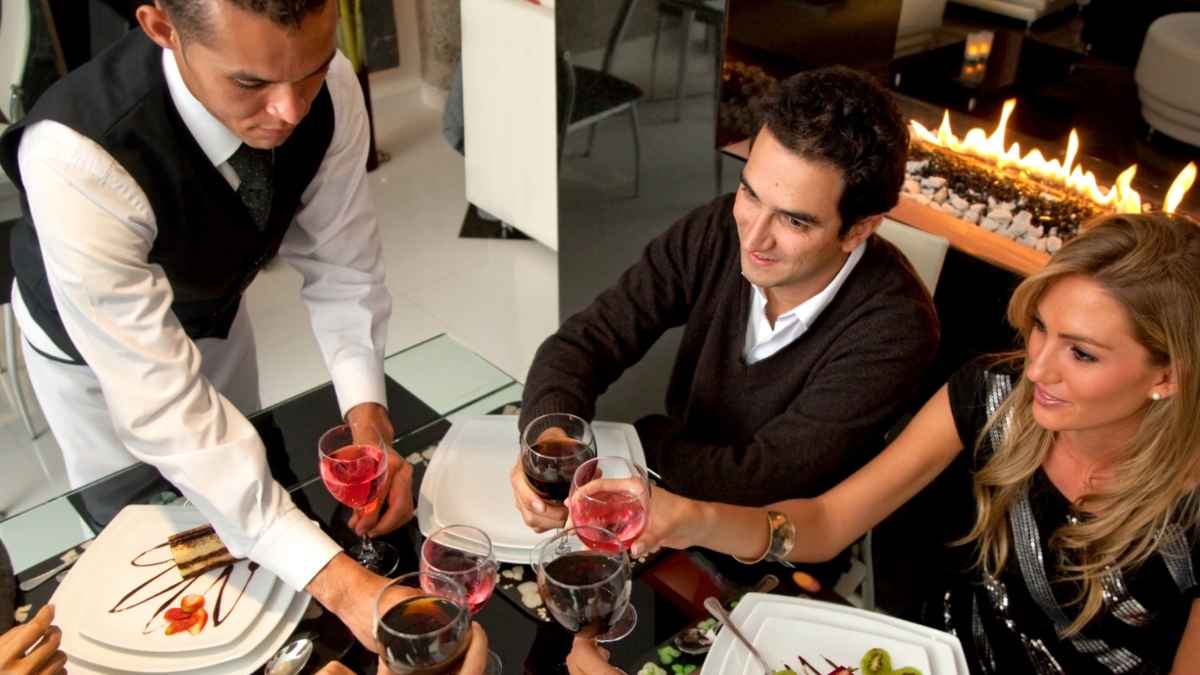 Cliente apilando platos en un restaurante tras comer para ayudar al camarero