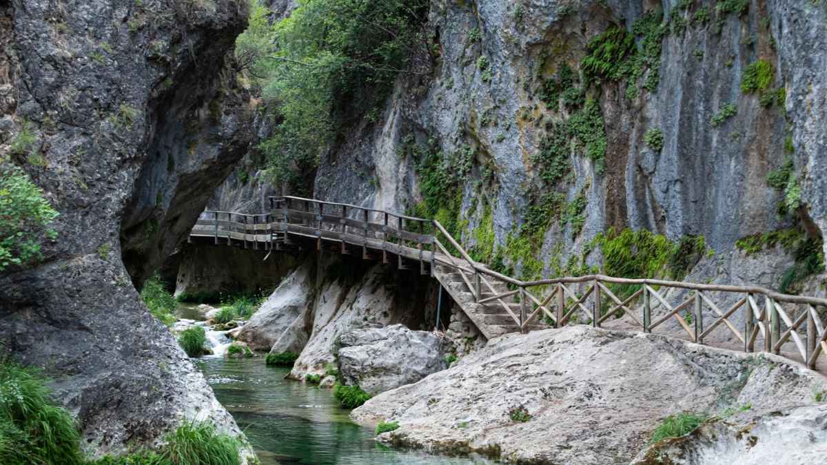 Pasarela de madera sobre el río Borosa, ruta fácil con cascadas y aguas cristalinas apta para toda la familia