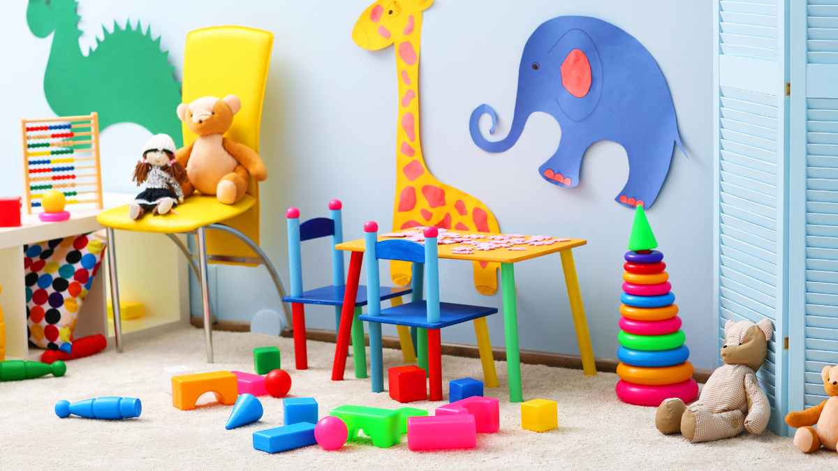 Sala de la guardería La Data de Plasencia con juguetes y sillas infantiles