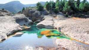 Senderismo, piscinas naturales de aguas turquesas y vistas panorámicas de un paisaje único: todo en este pequeño pueblo de Teruel
