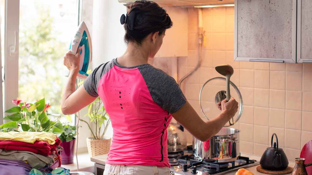 Mujer empleada del hogar realizando tareas domésticas, beneficiaria del subsidio para mayores de 52 años.