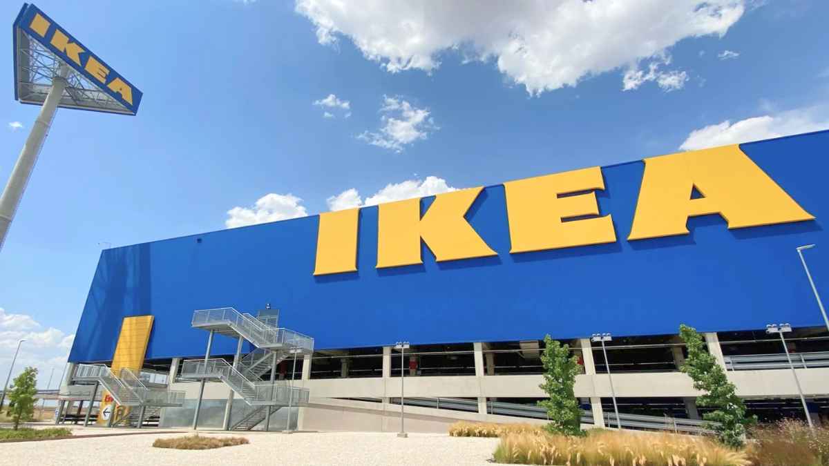 Fachada de una tienda Ikea en España con el logotipo amarillo sobre fondo azul