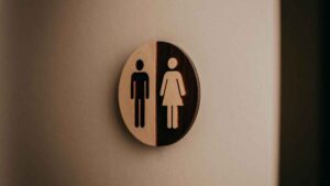Un trabajador se orina encima porque en la empresa no le dejaron ir al baño y ahora la justicia la condena a indemnizarlo por una “lesión de la dignidad personal”
