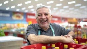 Un trabajador cumple 40 años trabajando en el supermercado y la empresa le regala 40 rollos de salchicha por cada año de trabajo como homenaje