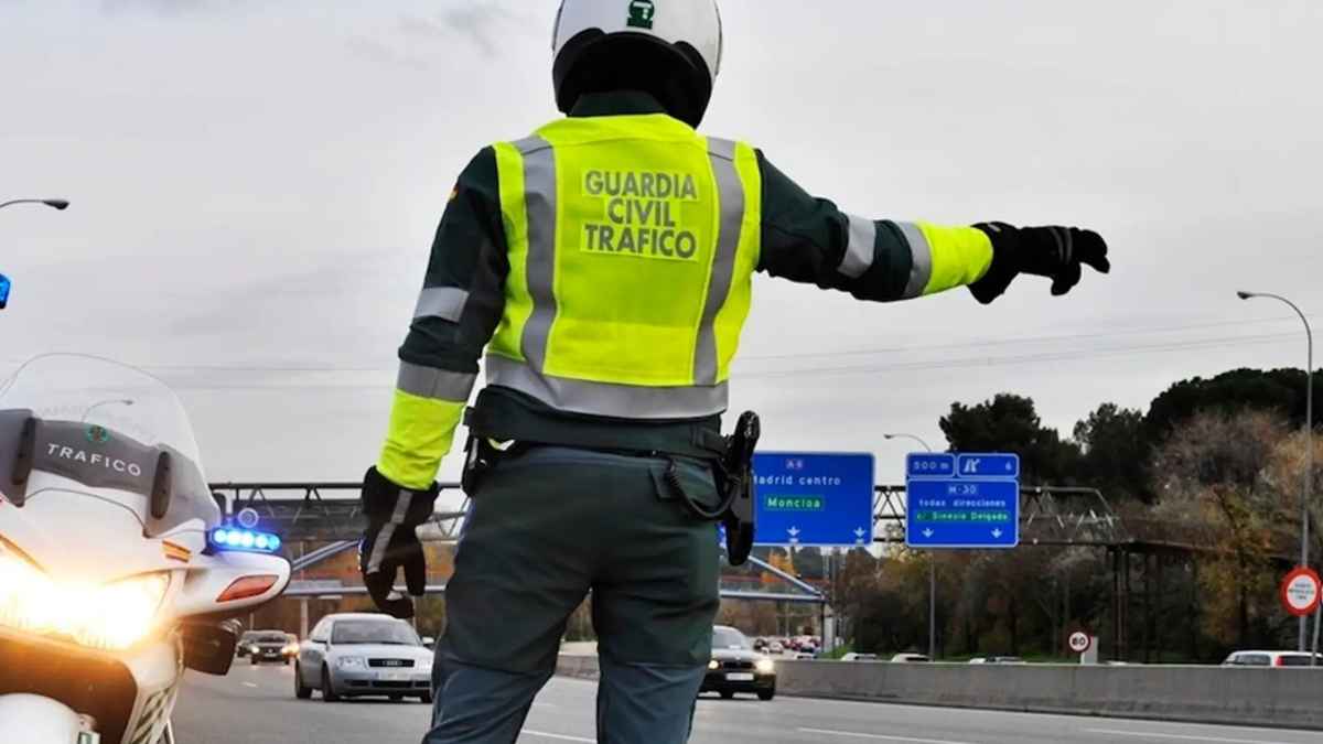 Guardia Civil de Tráfico controla vehículos para evitar el acceso a caminos rurales con multas de hasta 5.000 euros