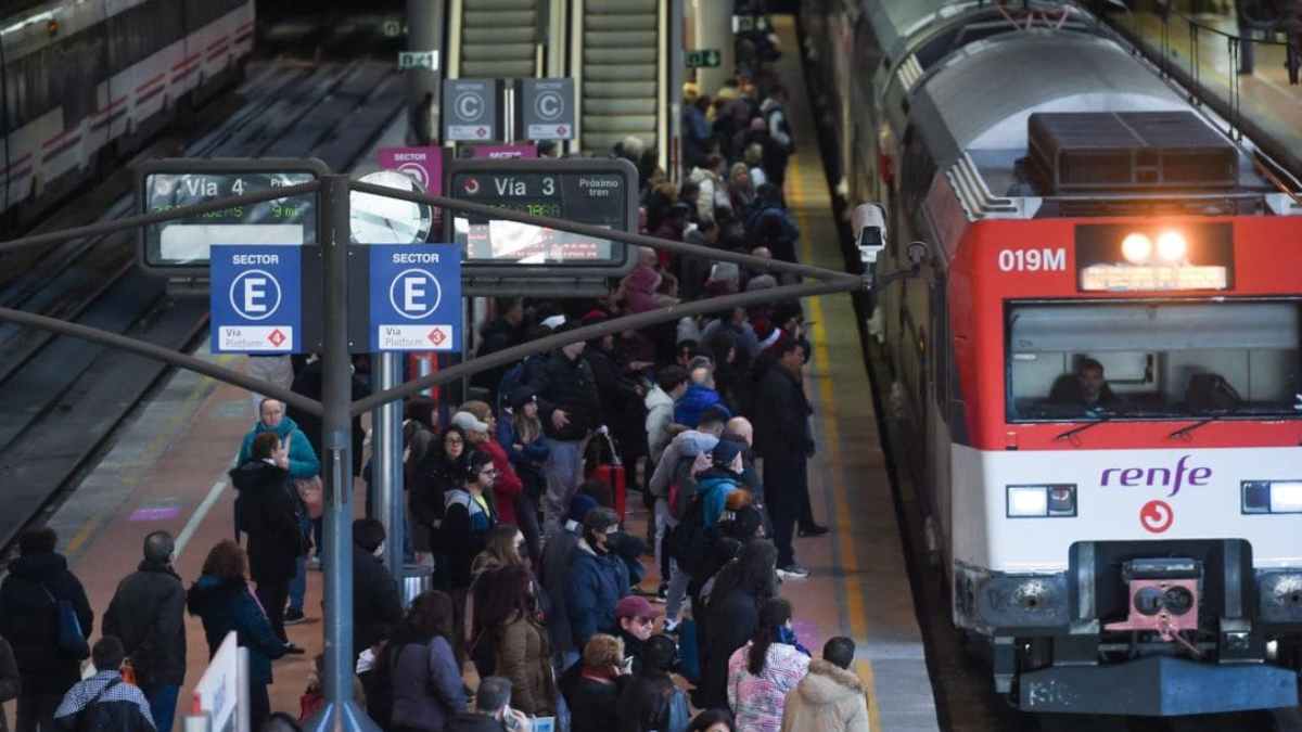 Menores de 15 años usando transporte público gratis a partir de julio, descuentos hasta los 26 años