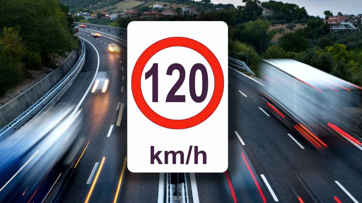 Señal de tráfico de 120 km/h en autopista española con vehículos circulando a gran velocidad