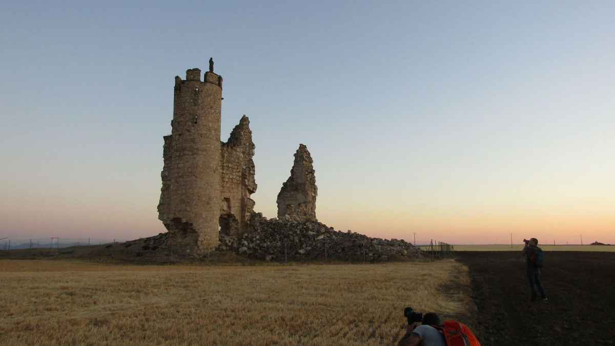 Ruinas del castillo de Santo Domingo Caudilla Toledo al atardecer que ilustra la vivienda más barata a una hora de Madrid