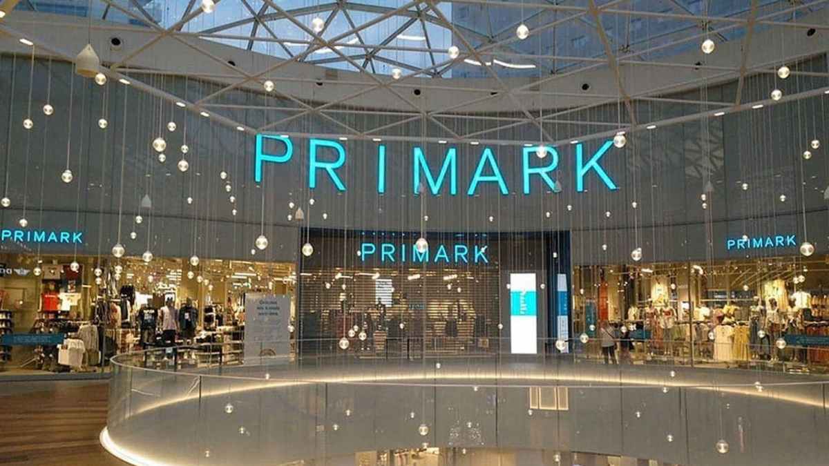 Entrada de tienda Primark donde venden el zapatero organizador por 10 euros