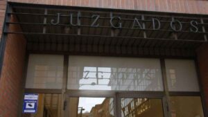 Una trabajadora pierde un dedo en el cementerio municipal de Langreo: la Fiscalía pide prisión y casi 35.000 euros de indemnización