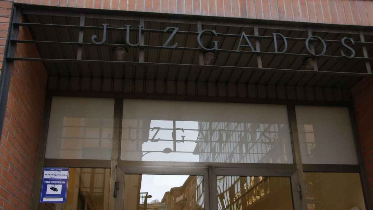 Entrada de los juzgados de Langreo donde se celebra el juicio por el accidente laboral del cementerio municipal