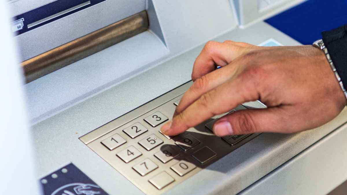Persona sacando dinero en un cajero automático tras la actualización tecnológica que permite retirar efectivo sin tarjeta bancaria en España