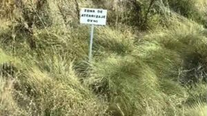 Un agricultor de Segovia se topa con un cartel de “zona de aterrizaje OVNI” y convierte sus tierras en fenómeno viral