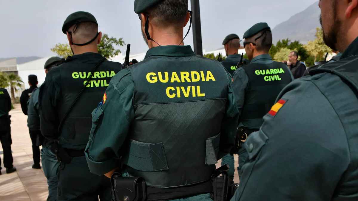 Guardias Civiles durante un acto oficial mostrando el nuevo ajuste salarial de 2025