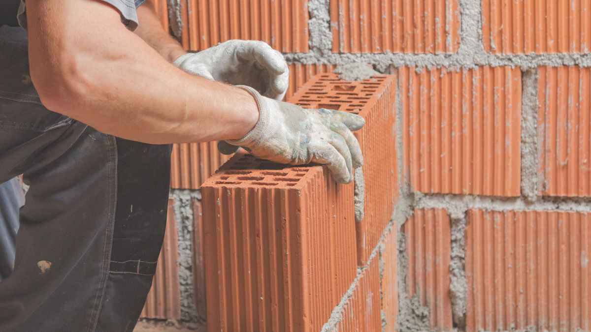 Albañil trabajando en obra antes de recibir incapacidad permanente por hernia discal y amputación de dedos