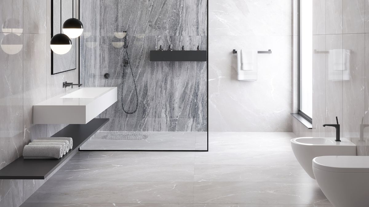 Baño moderno con ducha a ras de suelo, alternativa al plato de ducha clásico.