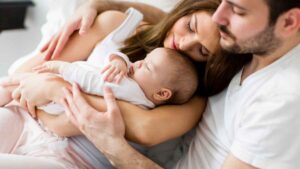 El Gobierno aprueba la ampliación de 17 semanas el permiso de nacimiento y añade otras dos semanas extra de cuidado para padres