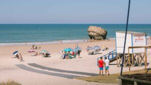 La medida que ha indignado a turistas y residentes de Matalascañas: aparcar cerca de la playa será de pago a partir de 2026