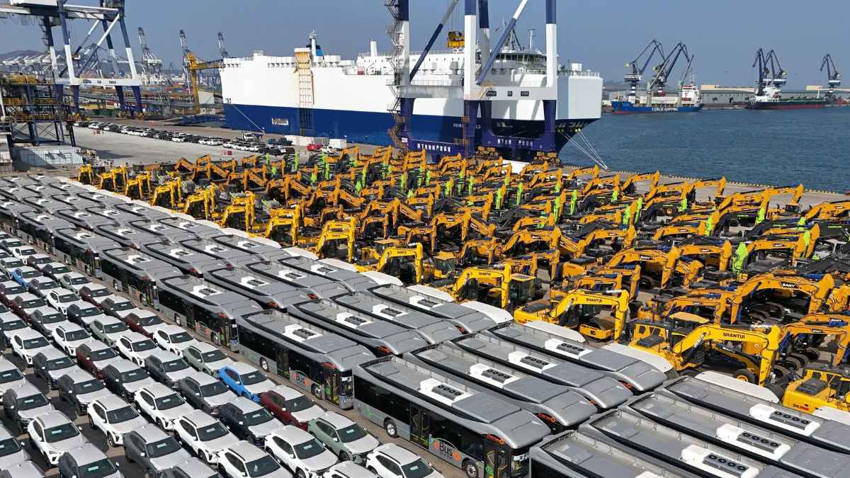 Coches eléctricos y autobuses de marcas chinas listos para exportación en un puerto