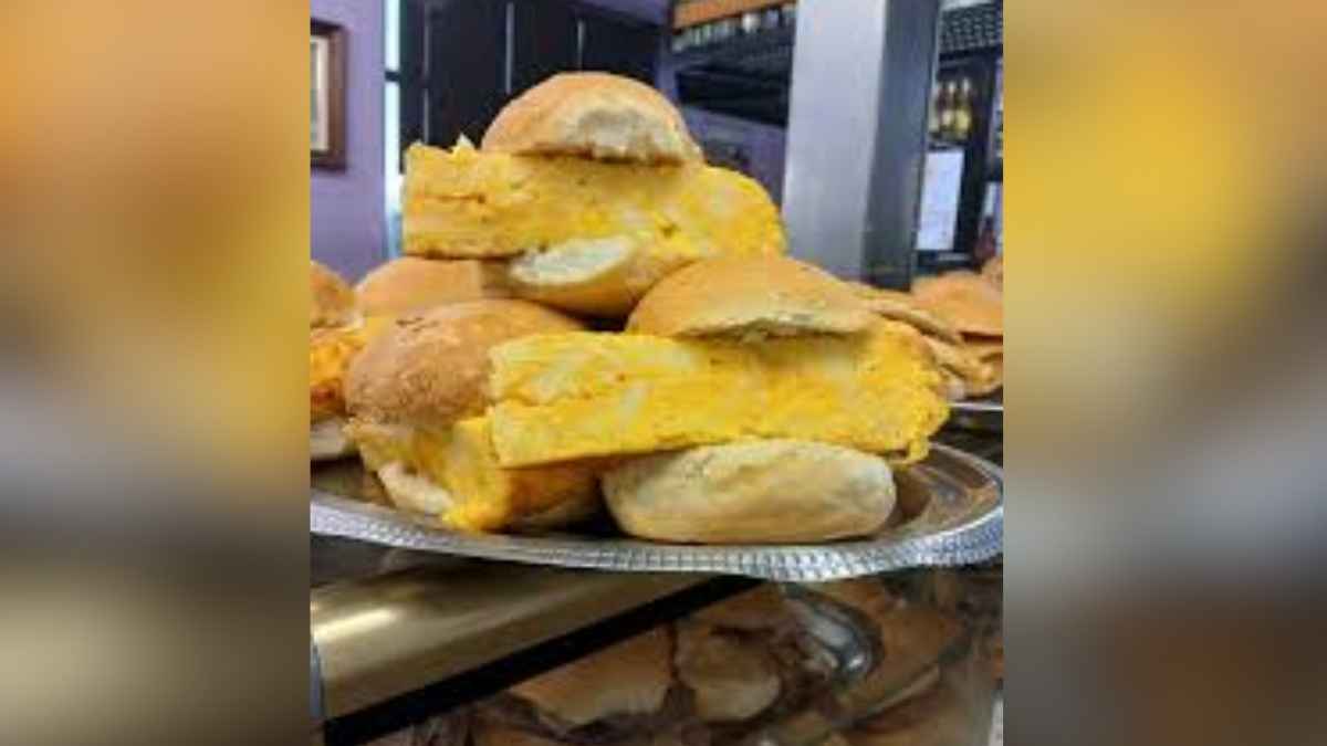 Pinchos caseros gigantes de tortilla en bar asturiano Casa El Candano por 1,80 euros
