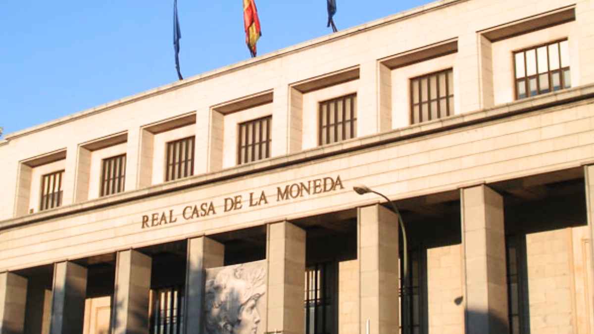 Fachada principal de la Real Casa de la Moneda en Madrid, institución encargada de imprimir el billete de una peseta de 1953