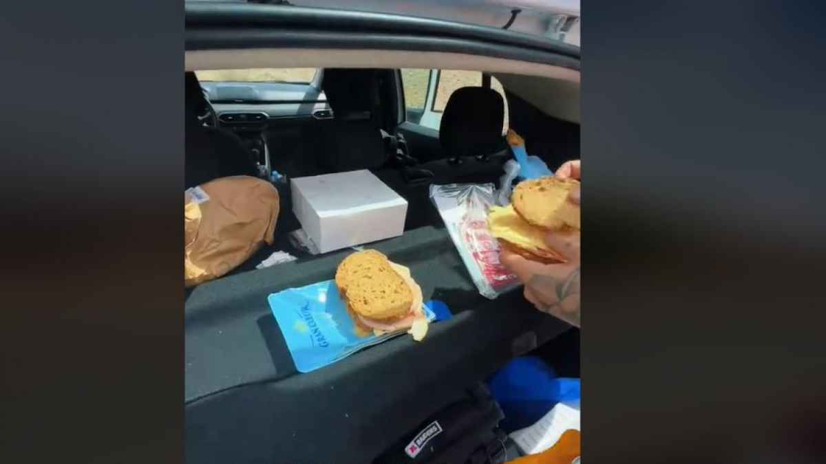 Bocadillo de jamón ibérico sobre un coche en Marruecos para vídeo viral en TikTok