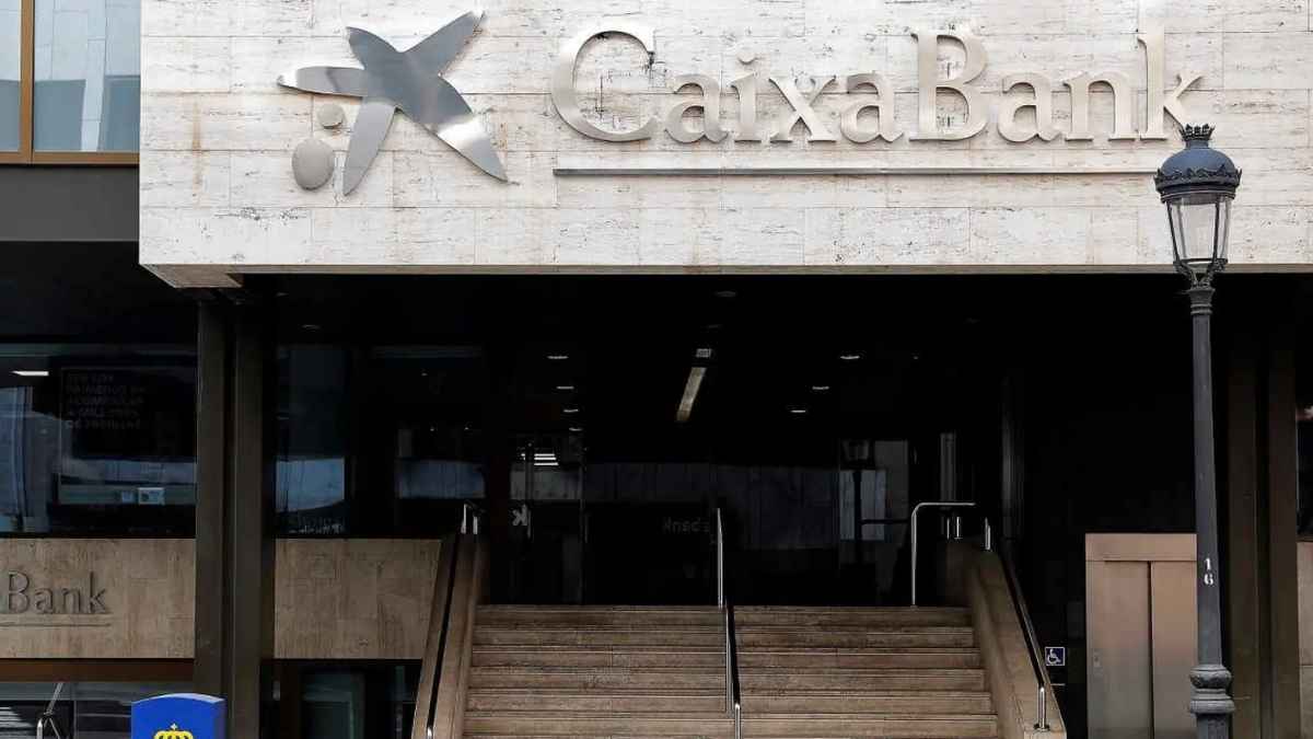 Oficina de Caixabank que ofrece pisos económicos y estudios con piscina en Sevilla desde 59.000 euros
