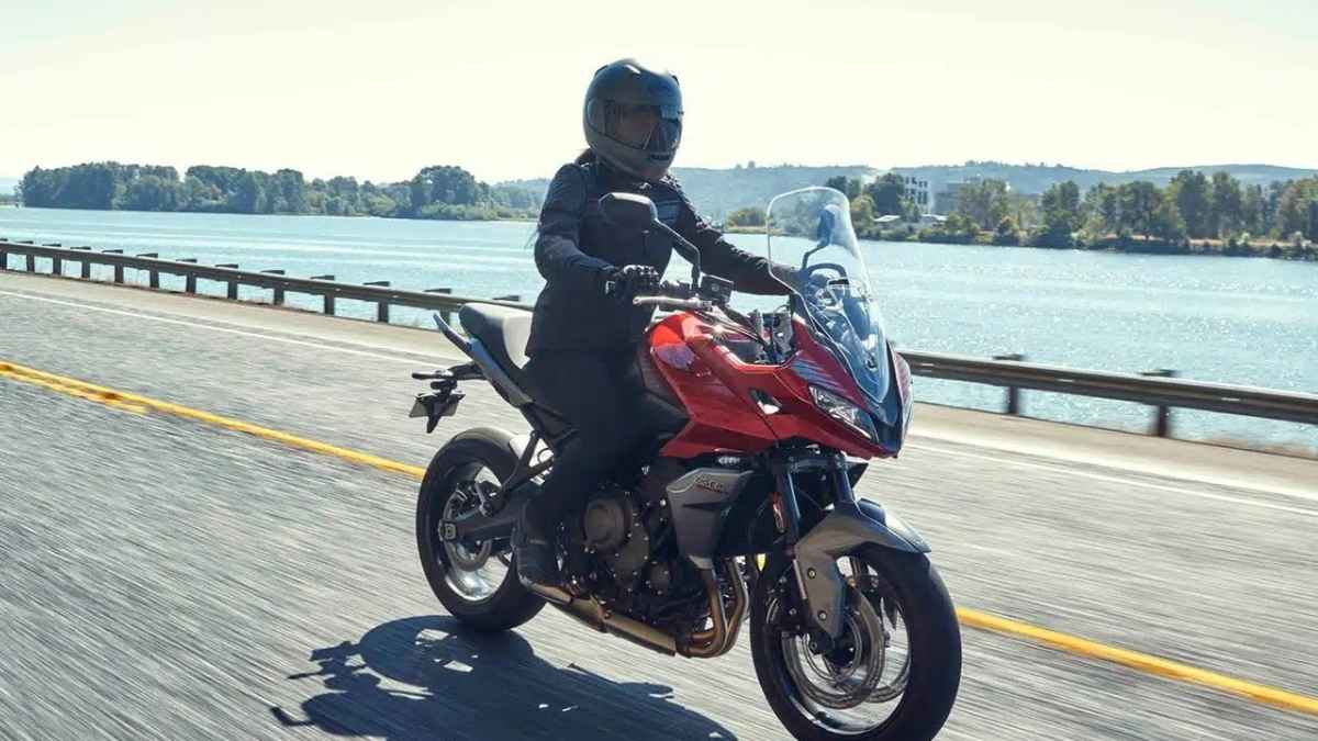 motorista en carretera abierta con chaqueta y casco negro durante práctica real para examen del carnet A