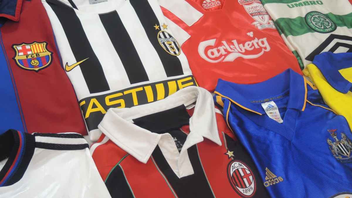Comparativa visual de camisetas de fútbol oficiales frente a falsificaciones analizadas en laboratorio