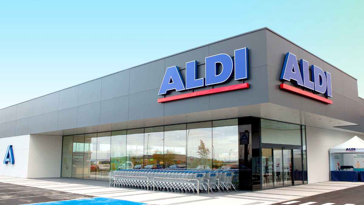 Exterior supermercado Aldi donde venden carrito barato para cocinas y baños pequeños