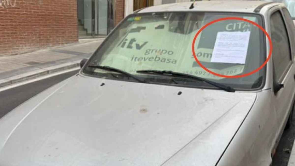 Carta viral colocada en el parabrisas de un coche abandonado en Alicante criticando la pasividad de la DGT y Policía Local.