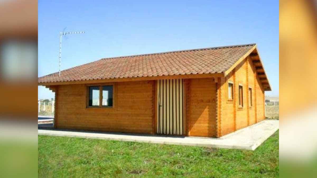 Casa prefabricada de madera modelo villa Gatón de 105 m² con porche exterior y precio de 14.880 euros