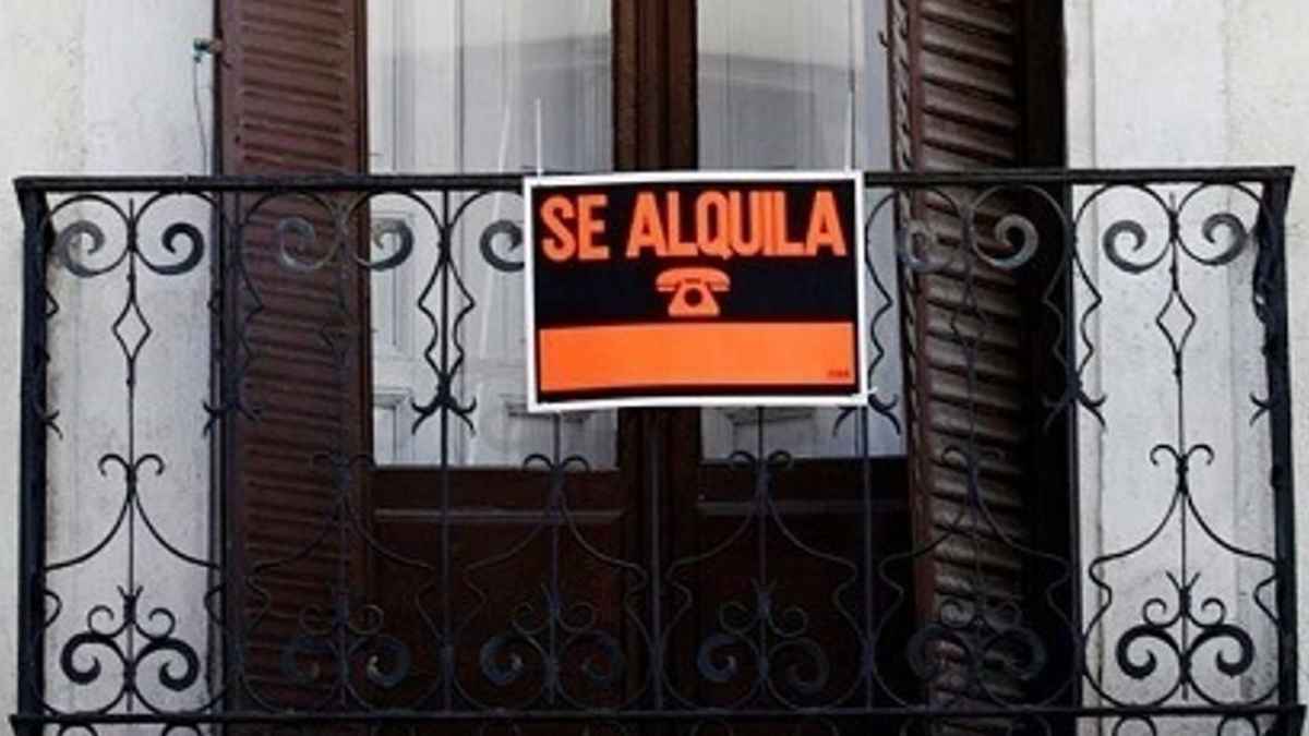 Cartel de “Se alquila” en balcón anunciando vivienda en alquiler