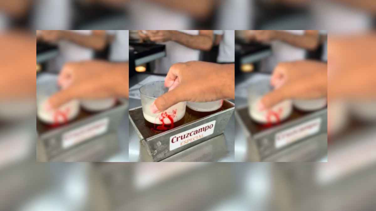 Cerveza servida en recipiente metálico con hielo picado en bar de Huelva recomendado por Juan Antonio Aguayo